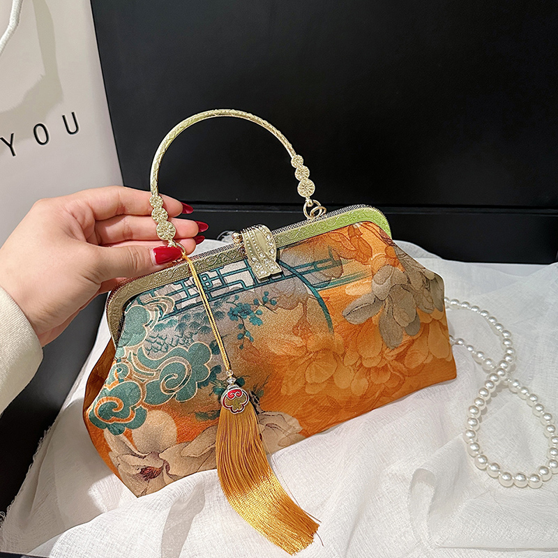 Embroidery Ideas For Bags - حقائب كتف أنيقة مطرزة للنساء موضة